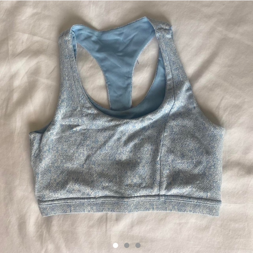 Blue Gymshark Fleur Sports Bra ⭐️ BRAND NEW
10/10 condition 

Size XS